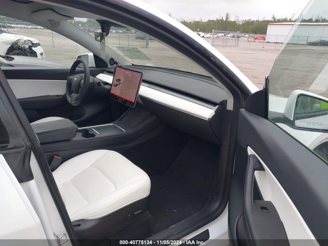 2021 TESLA MODEL Y 5YJYGDEE1MF243687 Photo 4