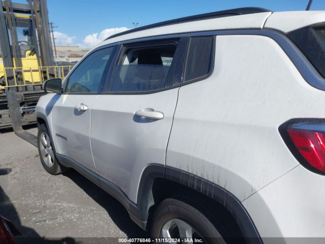 3C4NJCBB2JT466536 Jeep Compass Latitude Fwd
