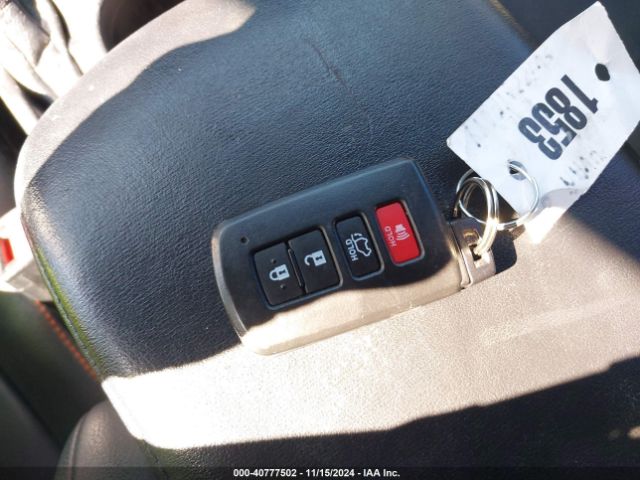 2T3NFREV7JW432451 Toyota RAV4 SE