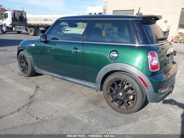2011 MINI COOPER S WMWSV3C59BTY24418 Photo 2