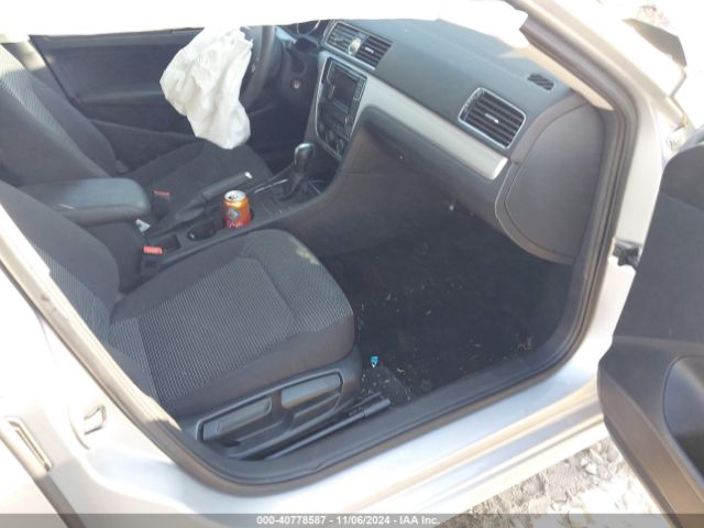 1VWAT7A35HC032611 Volkswagen Passat 1.8t S