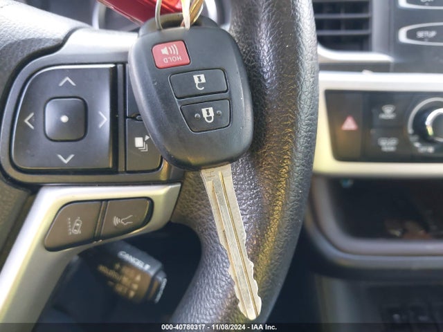 5TDZARFH4KS056853 Toyota Highlander Le