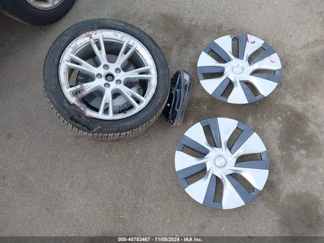 Tesla Model Y Long Range Dual Motor All-wheel Drive 2024 7SAYGDEE6RA257592 Image 11