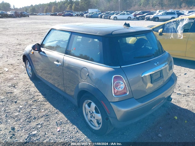 2011 MINI COOPER WMWSU3C58BT251675 Photo 2
