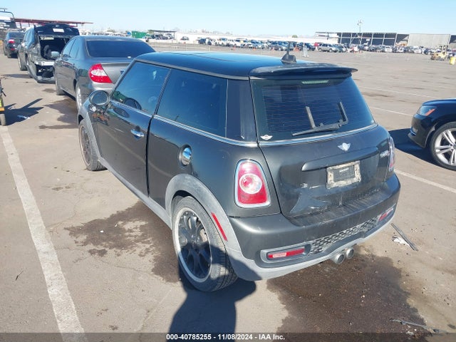 2011 MINI COOPER S WMWSV3C51BTY20539 Photo 2