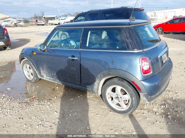 2011 MINI COOPER WMWSU3C55BT183500 Photo 2