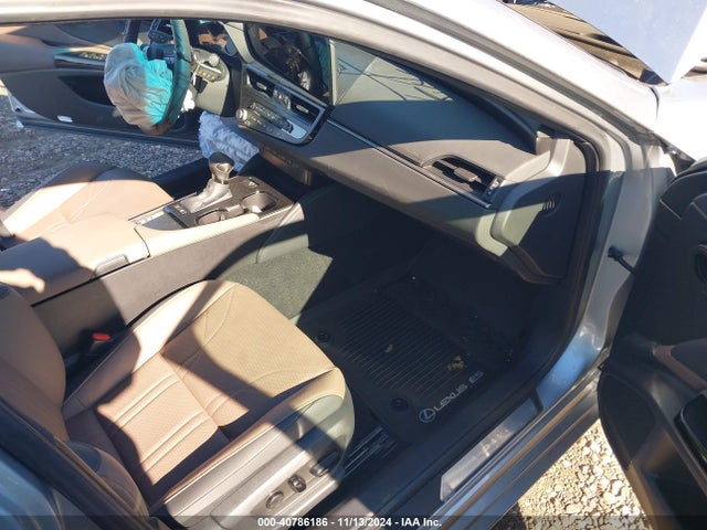 58AEA1C16RU052885 Lexus Es 300h Luxury