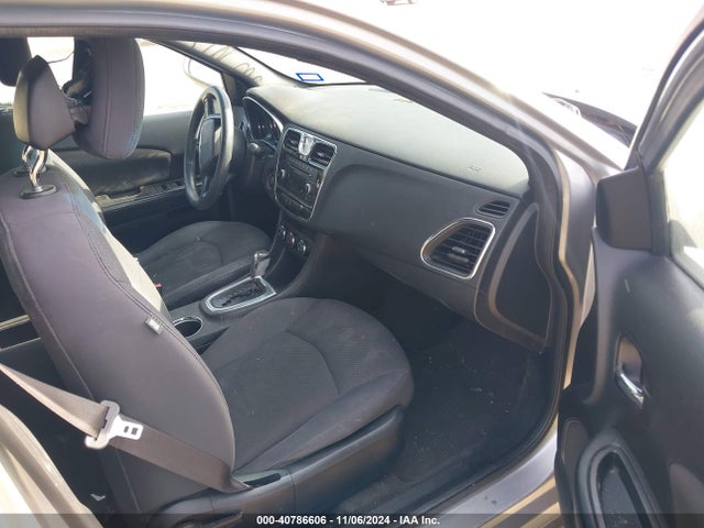 1C3CCBAB8EN205421 Chrysler 200 LX