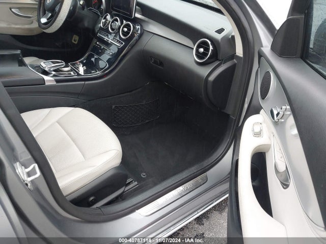 55SWF4JB6FU088044 Mercedes-Benz C 300 Luxury/sport