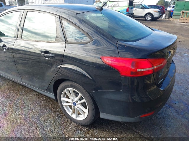 Ford FOCUS SE 2018 1FADP3F26JL301739 Image 3