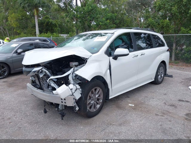 Toyota SIENNA XLE 2024 5TDYRKEC1RS181191 Image 2