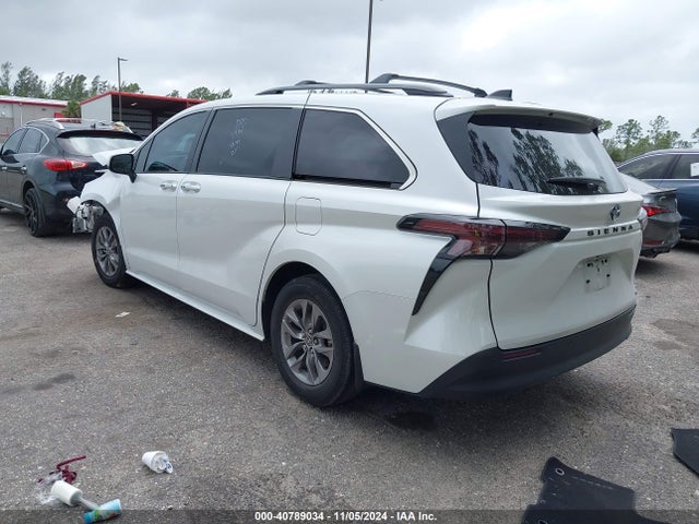 Toyota SIENNA XLE 2024 5TDYRKEC1RS181191 Image 3