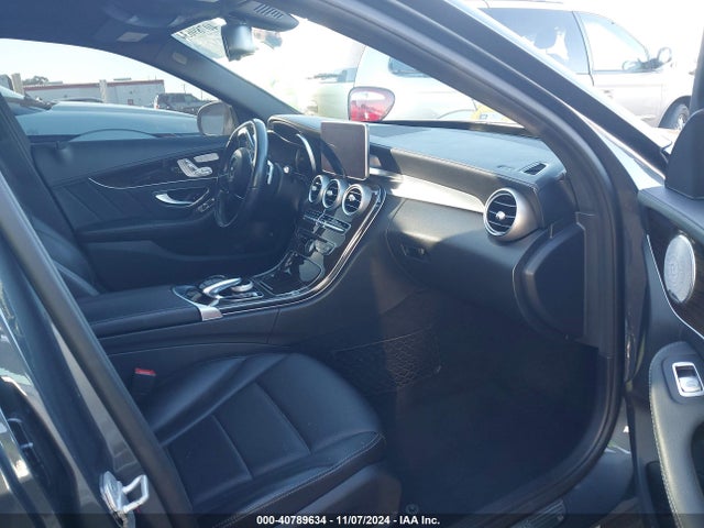 55SWF4JB3FU077423 Mercedes-Benz C 300 Luxury/sport
