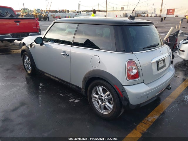 2011 MINI COOPER WMWSU3C51BT098931 Photo 2