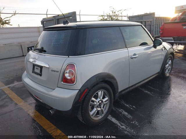 2011 MINI COOPER WMWSU3C51BT098931 Photo 3