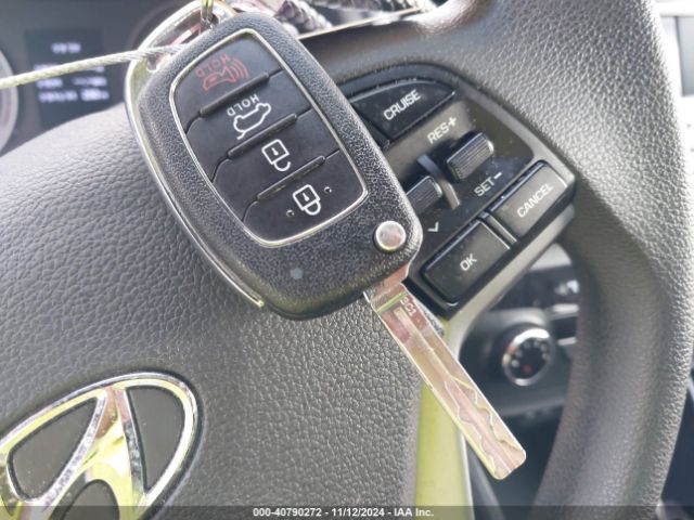 KM8J3CA41HU425578 Hyundai TUCSON SE
