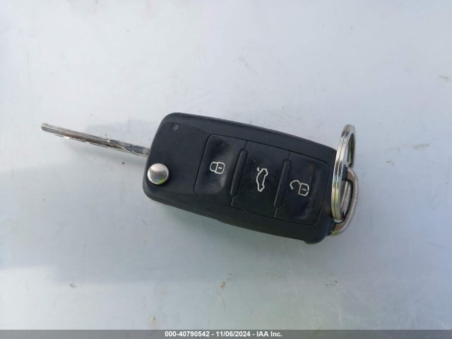1VWBT7A35FC038779 Volkswagen Passat 1.8t Sport