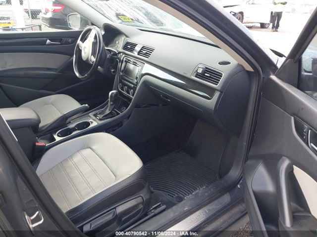 1VWBT7A35FC038779 Volkswagen Passat 1.8t Sport
