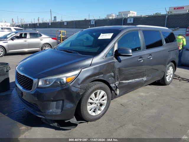 KIA SEDONA LX 2017 KNDMB5C14H6326146 Image 2