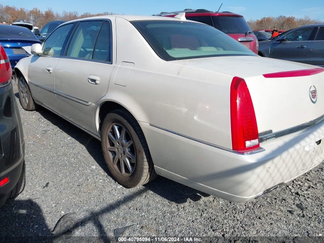 2011 CADILLAC DTS 1G6KD5E63BU139979 Photo 2