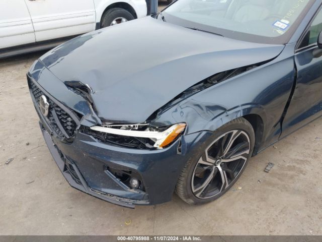 7JRL12FK6RG302879 Volvo S60 B5 Core Dark Theme