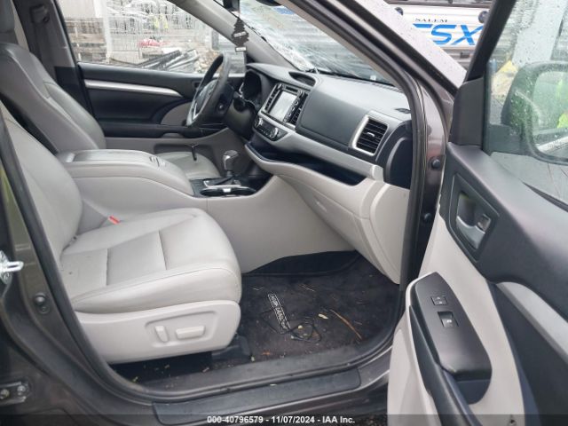 5TDKZRFH2JS541341 Toyota Highlander Xle