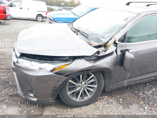 5TDKZRFH2JS541341 Toyota Highlander Xle