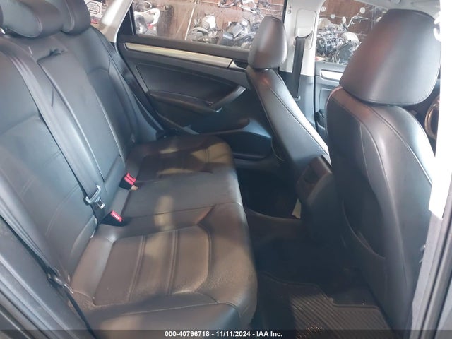 1VWAP7A34EC017808 Volkswagen Passat 2.5l Wolfsburg Edition