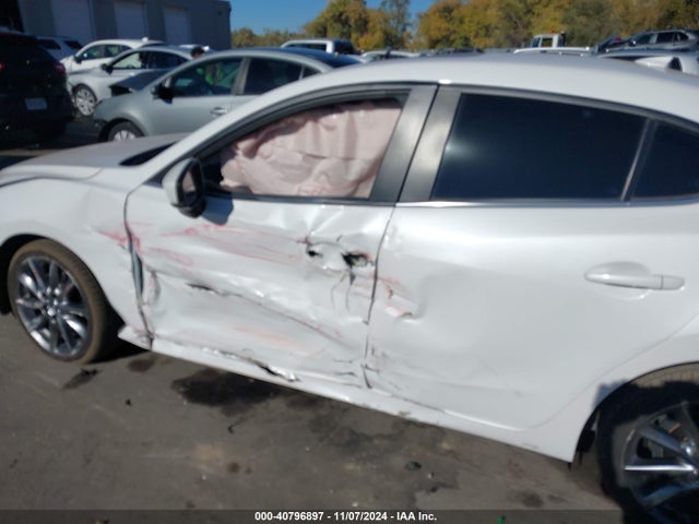 3MZBN1V37JM172556 Mazda Mazda3 Touring