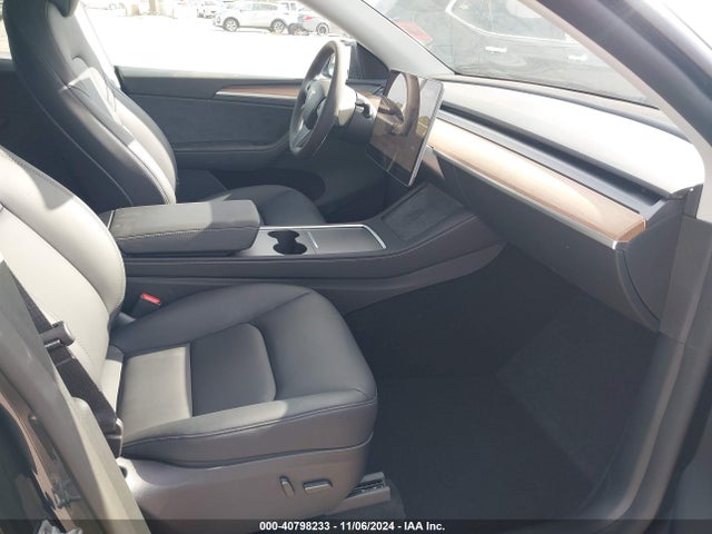 2024 TESLA MODEL Y 7SAYGDEE0RA309055 Photo 4