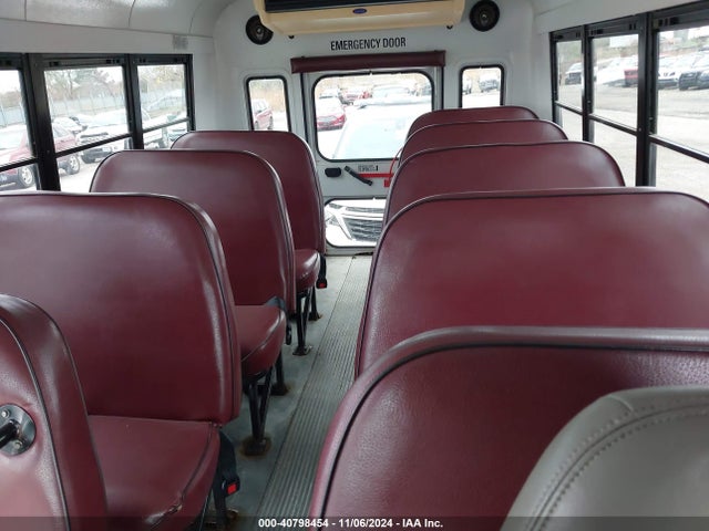 40798454 :رقم المزاد ، 1GDHG31R1Y1157020 vin ، 2000 Gmc Savana Special مزاد بيع