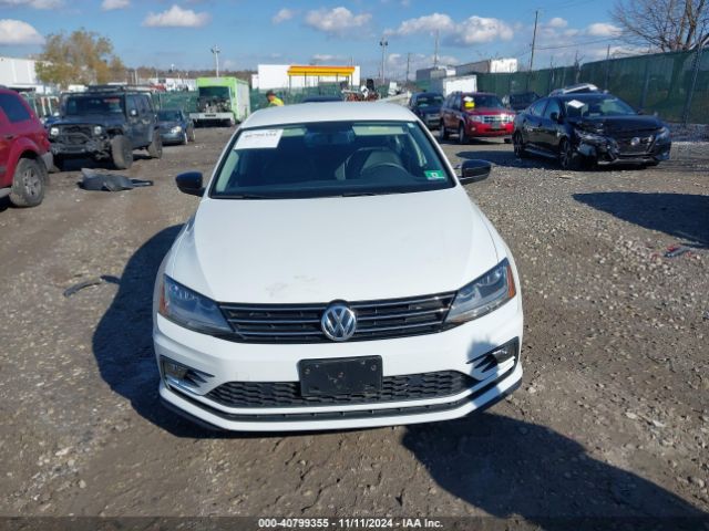3VWDB7AJ0JM240589 Volkswagen Jetta 1.4t Se/1.4t Wolfsburg Edition