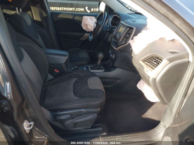1C4PJLCBXJD556532 Jeep Cherokee Latitude Fwd