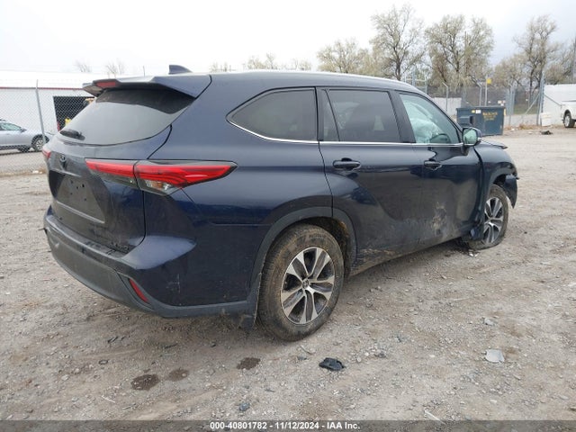 Toyota Highlander Xle 2022 5TDGZRBH2NS245799 Image 4