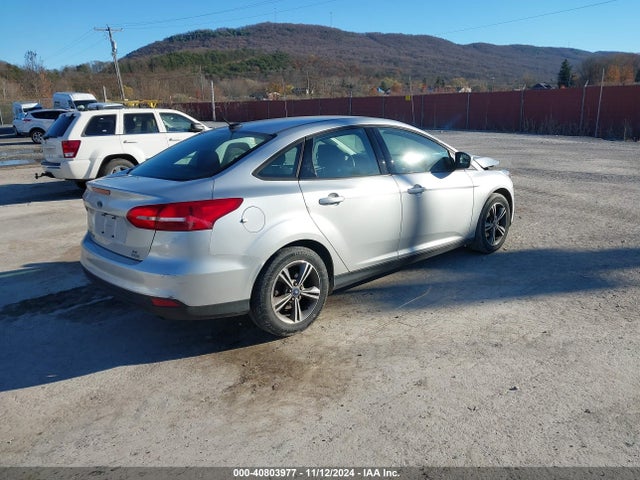 Ford FOCUS SE 2018 1FADP3FE3JL227545 Image 4