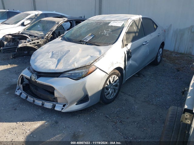 Toyota COROLLA LE 2018 5YFBURHE4JP834832 Image 2