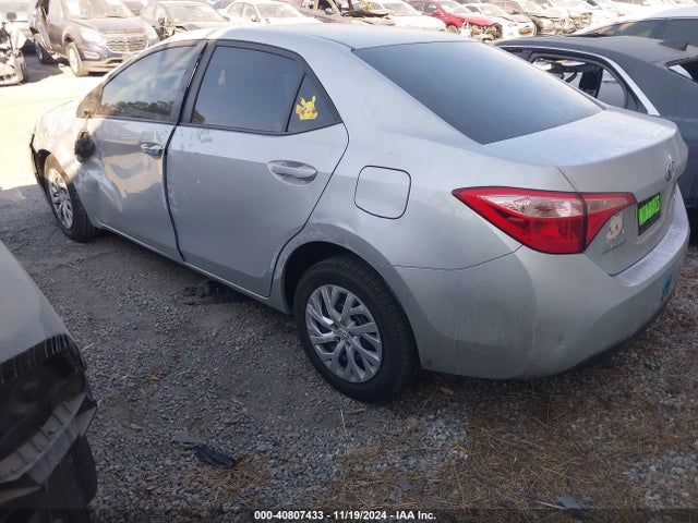 Toyota COROLLA LE 2018 5YFBURHE4JP834832 Image 3