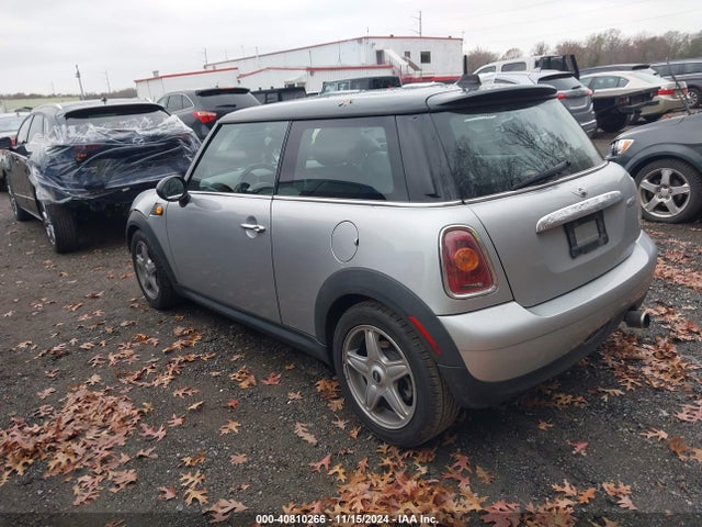 2010 MINI COOPER WMWMF3C5XATZ62795 Photo 2