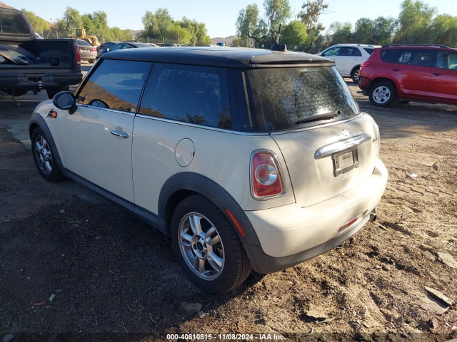 2012 MINI COOPER WMWSU3C56CT256262 Photo 2