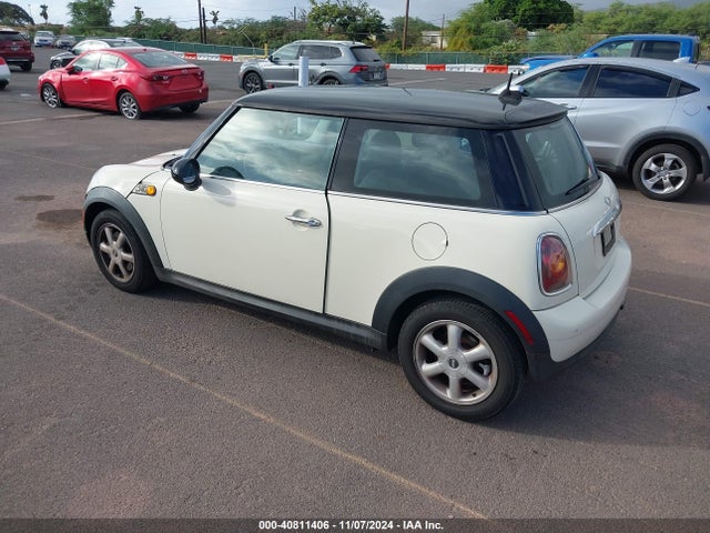 2010 MINI COOPER WMWMF3C54ATZ63604 Photo 2