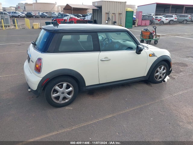 2010 MINI COOPER WMWMF3C54ATZ63604 Photo 3