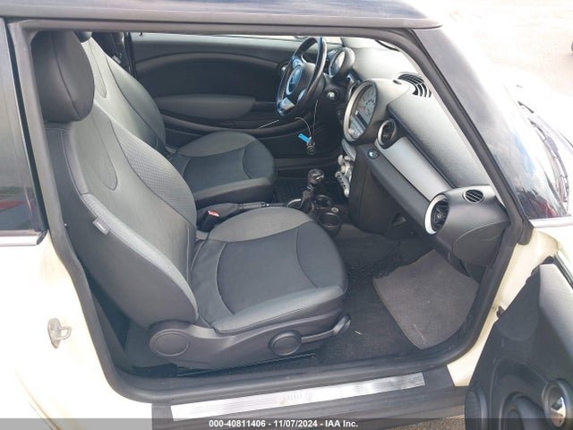 2010 MINI COOPER WMWMF3C54ATZ63604 Photo 4
