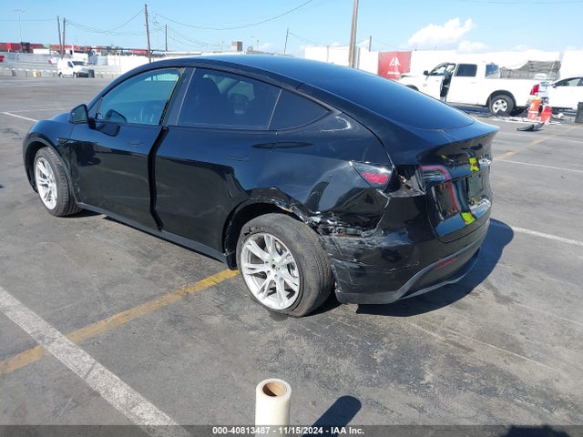 2023 TESLA MODEL Y 7SAYGAEE8PF769580 Photo 2