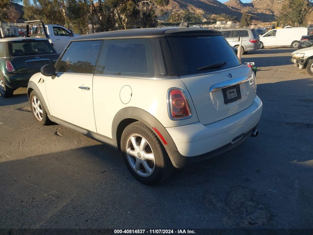 2009 MINI COOPER WMWMF33549TT68991 Photo 2
