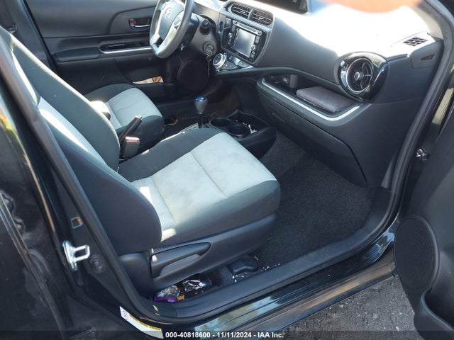 JTDKDTB38F1585435 Toyota Prius C Two