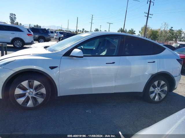 Tesla Model Y 2021 5YJYGDEE5MF072572 Image 47