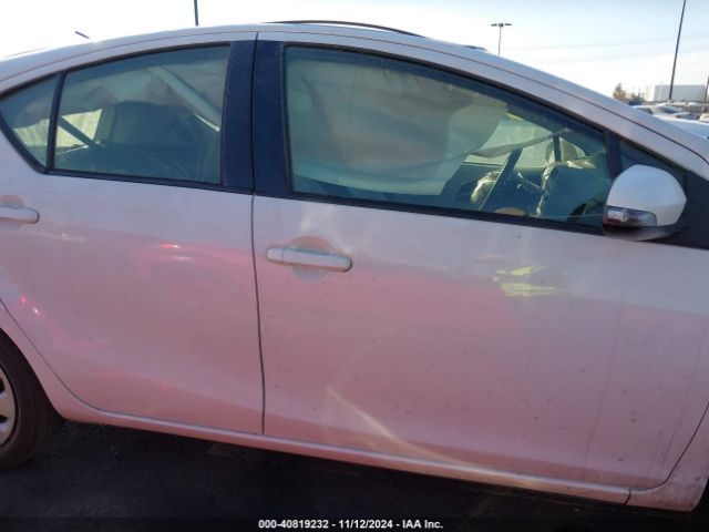 JTDKDTB37E1574585 Toyota Prius C One