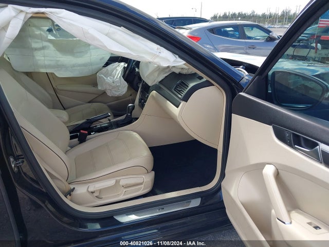 1VWDT7A38HC067365 Volkswagen Passat 1.8t R-line
