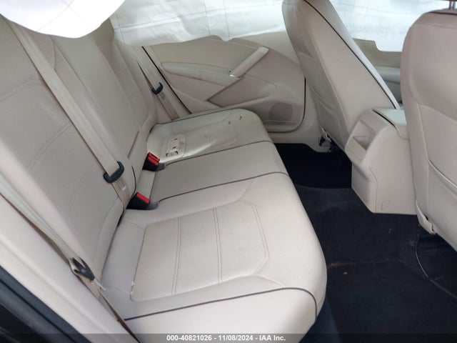 1VWDT7A38HC067365 Volkswagen Passat 1.8t R-line