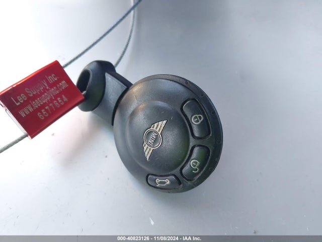 2010 MINI COOPER WMWMF3C56ATZ24559 Photo 10